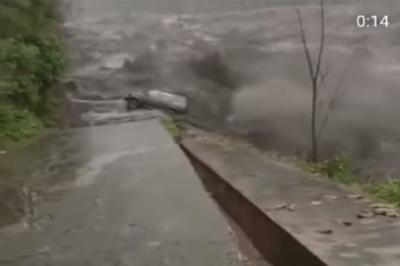 Viral Video Rekam Detik Detik Mobil Terseret Banjir Lahar Dingin Gunung